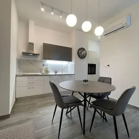 La1 Luxury Near Bacvice Apartment *